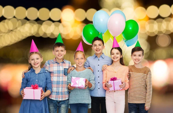 Crianças felizes com presentes na festa de aniversário — Fotografia de Stock