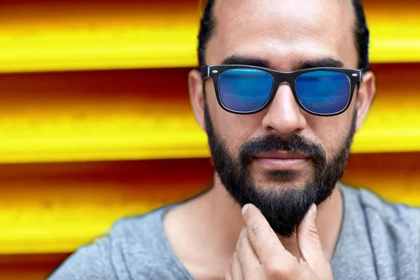Nahaufnahme eines Mannes mit Sonnenbrille, der den Bart berührt — Stockfoto