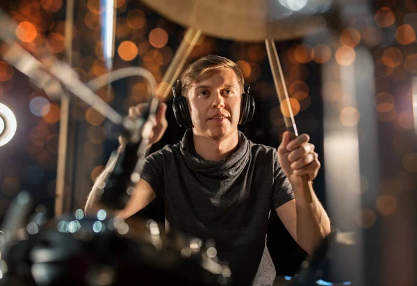 Músico masculino tocando bateria no concerto — Fotografia de Stock