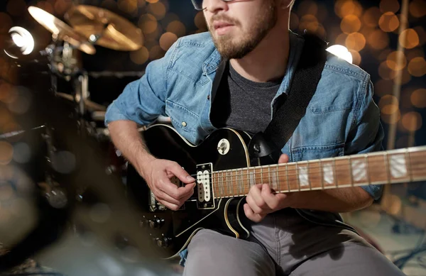 Close up of musician playing guitar at studio — Stock Photo, Image