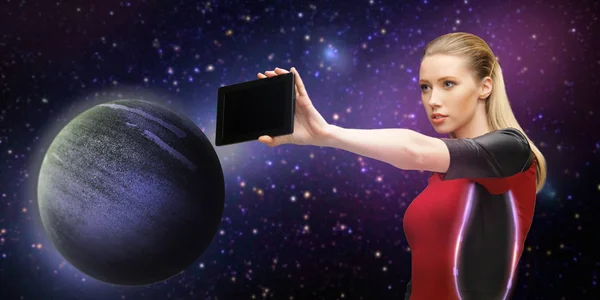 Futuristické žena s tablet pc přes prostor — Stock fotografie