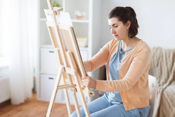 Artista com imagem de desenho cavalete no estúdio de arte — Fotografia de Stock