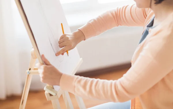 Artista com desenho a lápis no estúdio de arte — Fotografia de Stock