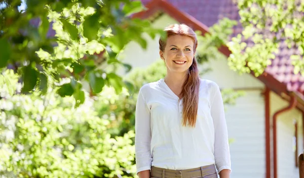 Feliz mujer sonriente en el jardín de verano — Foto de Stock