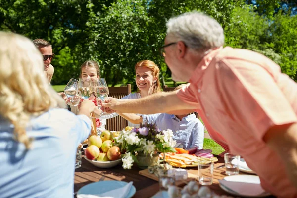 Mutlu bir aile yemek yiyor ya da bahçe partisi veriyor. — Stok fotoğraf