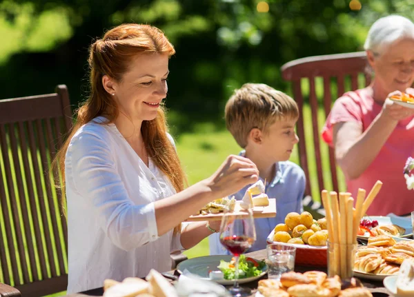 Famille heureuse dîner ou fête de jardin d'été — Photo