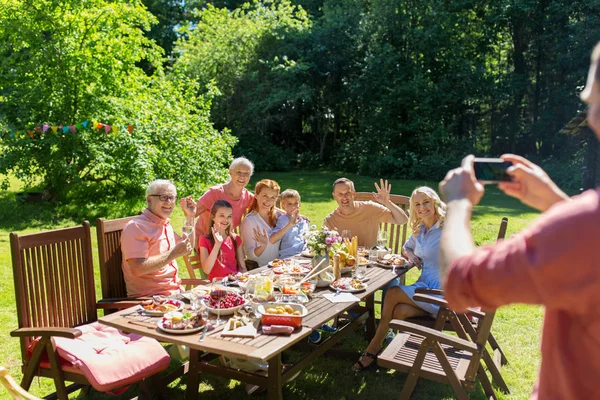 Szczęśliwa rodzina fotografowanie przez smartfon w lecie — Zdjęcie stockowe