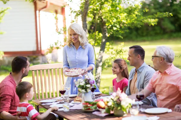 Famiglia felice che cena o festa estiva in giardino — Foto Stock