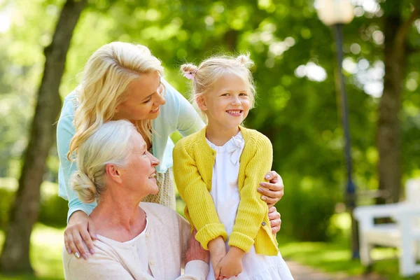 Счастливая мать, дочь и бабушка в парке — стоковое фото