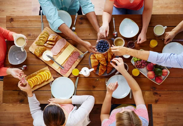 Groep mensen die het ontbijt aan tafel — Stockfoto