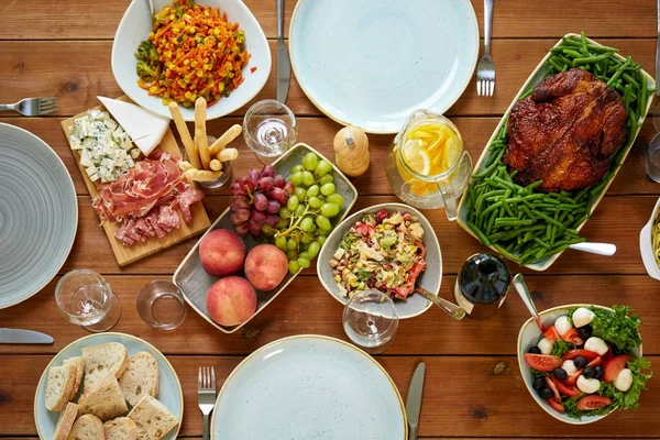 Varios alimentos en la mesa de madera servida — Foto de Stock