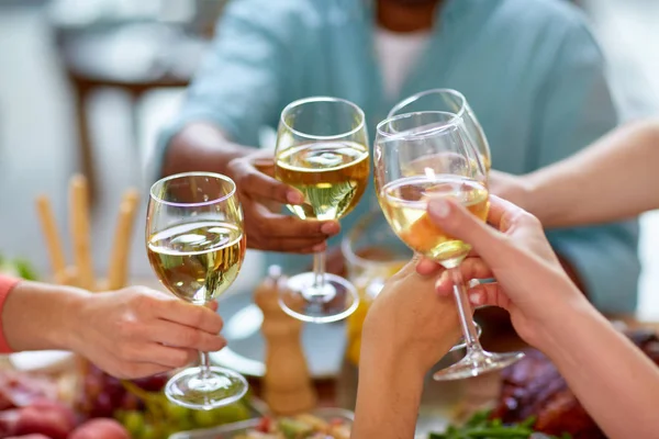 Ruce, cinkání, sklenice na víno — Stock fotografie