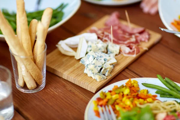 ブルーチーズとテーブルの上のブレッドスティック — ストック写真