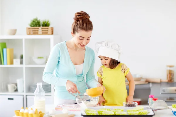 Glückliche Mutter und Tochter beim Teigmachen zu Hause — Stockfoto