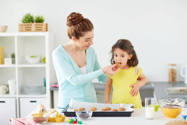 Feliz madre e hija hornear galletas en casa —  Fotos de Stock