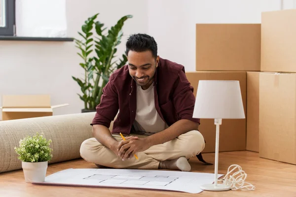 Homme avec plan et boîtes déménageant dans une nouvelle maison — Photo