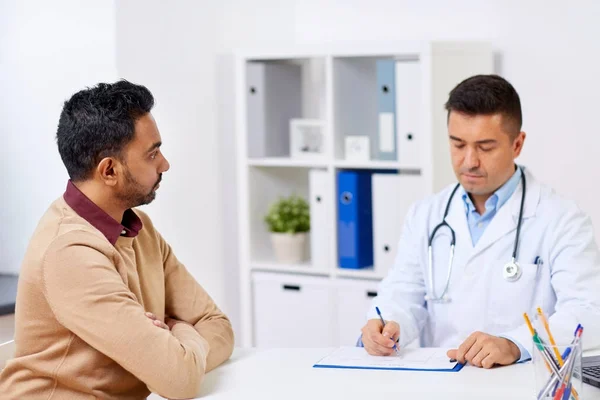 Doktor ve hastane erkek hasta toplantıda — Stok fotoğraf