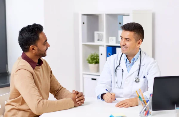 Médico feliz e reunião paciente do sexo masculino na clínica — Fotografia de Stock