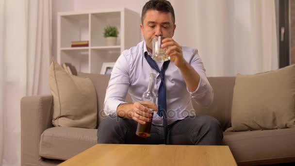 Alcohólico con botella de whisky en casa — Vídeos de Stock