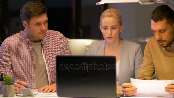Üzleti csapat éjszaka irodában dolgozik laptop — Stock videók