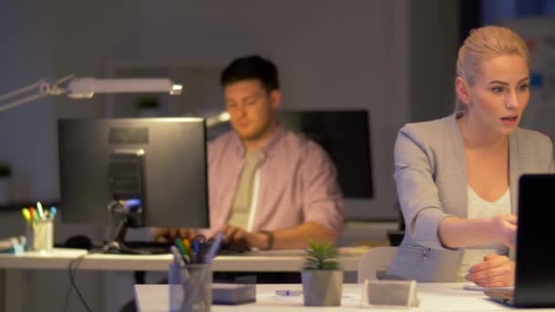 Business team with laptop working at night office — Stock Video