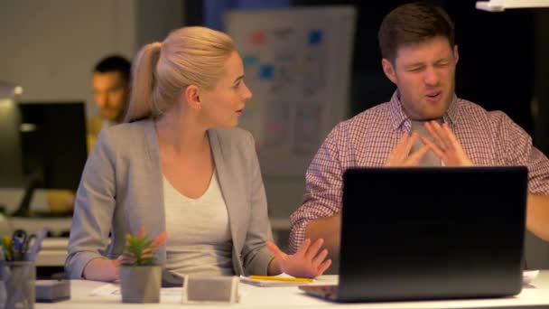 Team di lavoro con laptop che lavora all'ufficio notturno — Video Stock