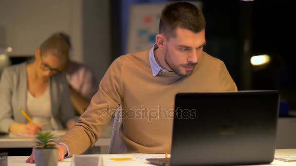 Trabalhadores de escritório com laptop trabalhando à noite — Vídeo de Stock