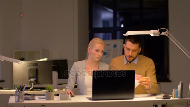 Equipo de negocios con ordenador portátil y café en la oficina — Vídeo de stock