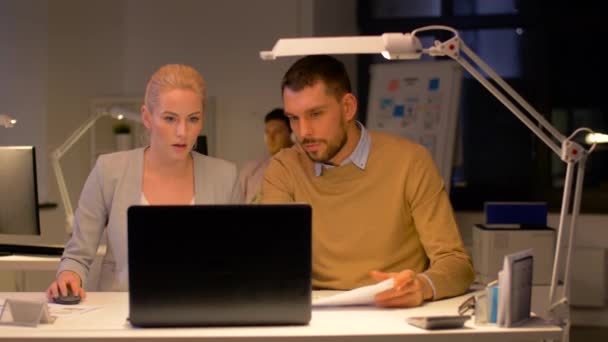 Zespół firmy z laptop pracuje w biurze noc — Wideo stockowe