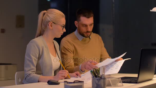 Equipo de negocios con ordenador portátil que trabaja en la oficina nocturna — Vídeo de stock