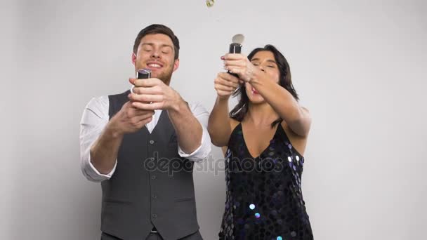 Feliz pareja popping fiesta poppers y divertirse — Vídeo de stock