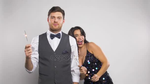Casal feliz com sparklers dançando na festa — Vídeo de Stock
