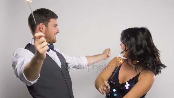 Glückliches Paar mit Wunderkerzen tanzt auf Party — Stockvideo
