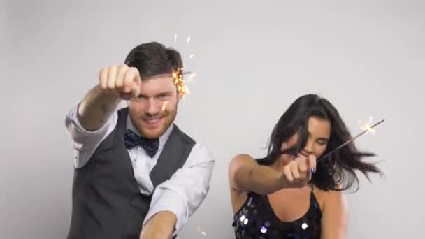 Casal feliz com sparklers dançando na festa — Vídeo de Stock