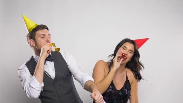 Casal feliz com sopradores de festa se divertindo — Vídeo de Stock