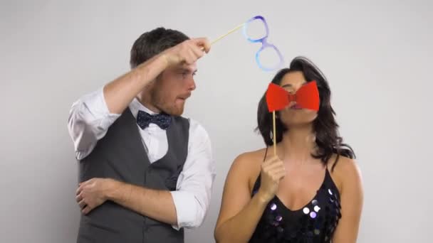 Casal com adereços de festa se divertindo e posando — Vídeo de Stock