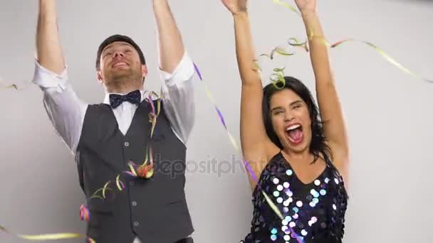 Casal feliz com festa serpentina e se divertindo — Vídeo de Stock