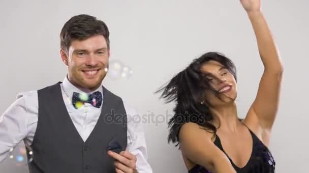 Feliz casal dançando em bolhas de sabão na festa — Vídeo de Stock