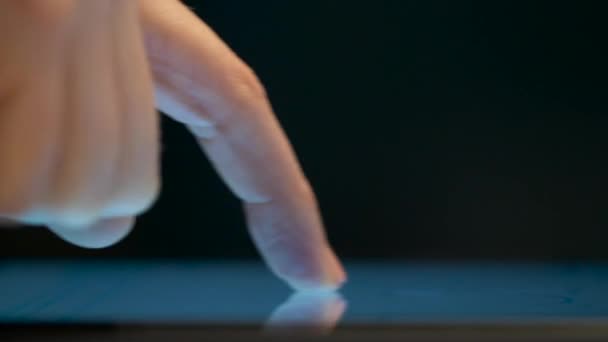 Fechar a mão usando tela sensível ao toque do computador — Vídeo de Stock