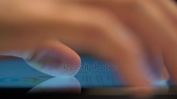 Primer plano de la mano utilizando la pantalla táctil del ordenador — Vídeos de Stock
