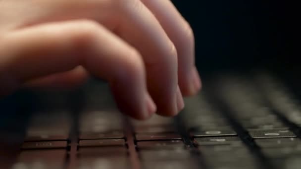 女性手在笔记本电脑键盘上的紧密接触 — 图库视频影像
