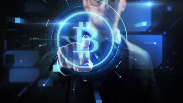 Close up de homem de negócios com holograma bitcoin — Fotografia de Stock