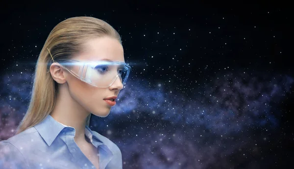 Mujer en gafas de realidad virtual sobre el espacio — Foto de Stock