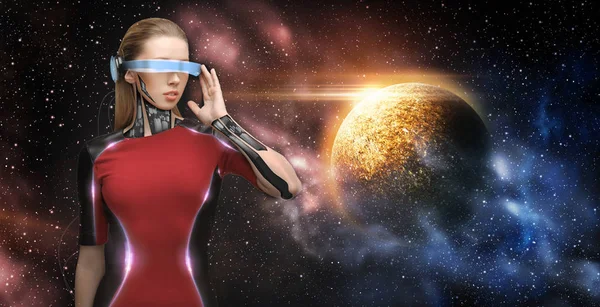 仮想現実空間上の眼鏡の女性ロボット — ストック写真