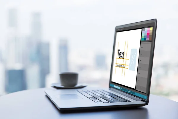 Laptop med grafik editor program på bord — Stockfoto