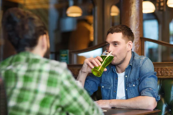 男性朋友在酒吧或酒吧喝绿色啤酒 — 图库照片