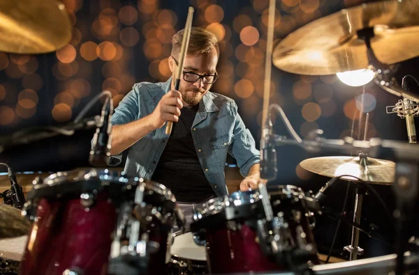 Musicien jouant du tambour kit au concert sur les lumières — Photo