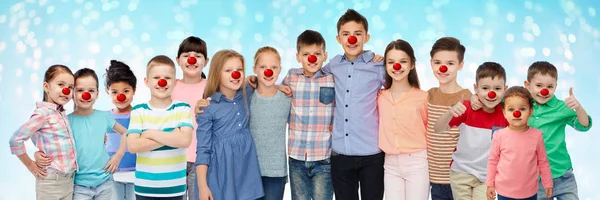 Crianças felizes abraçando no dia do nariz vermelho — Fotografia de Stock