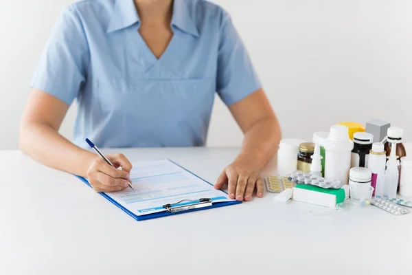 Médico con medicamentos y portapapeles en el hospital — Foto de Stock