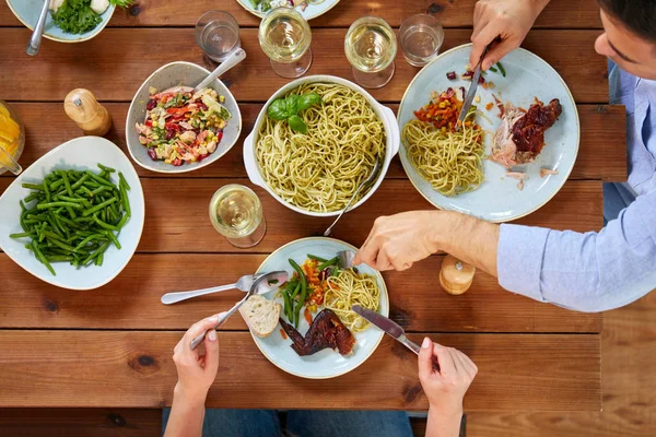 Ζευγάρι στο τραπέζι με το φαγητό, τρώγοντας μακαρόνια και κοτόπουλο — Φωτογραφία Αρχείου